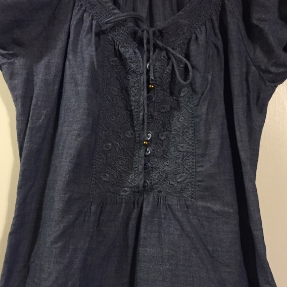 St. John’s bay cute chambray embroidery top - Picture 4 of 8